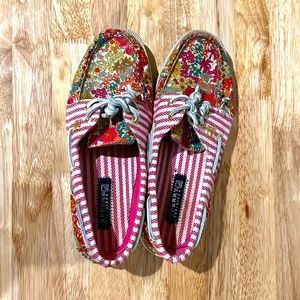 Sperry boat shoes with pink flowers (size 6.5)